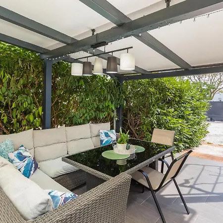 Pet Friendly In With Jacuzzi Holiday home