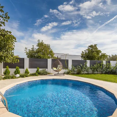 Pet Friendly In With Jacuzzi * Vodnjan