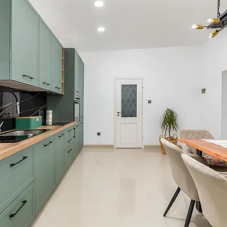 Pet Friendly In With Jacuzzi