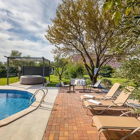 Pet Friendly In With Jacuzzi *