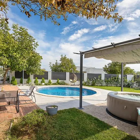 Pet Friendly In With Jacuzzi * Vodnjan