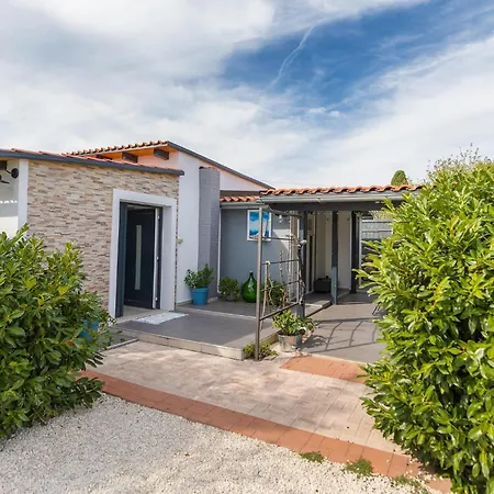 Holiday home Pet Friendly In With Jacuzzi *